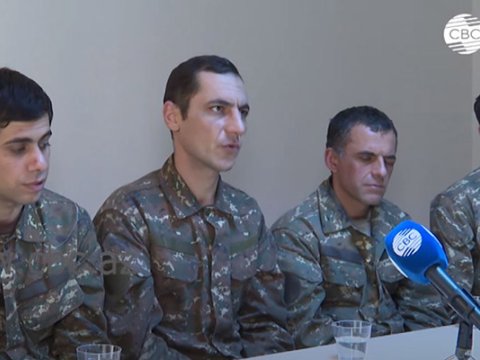 Azərbaycan əsgərinin erməni hərbi əsirlərlə humanist davranışı - VİDEO