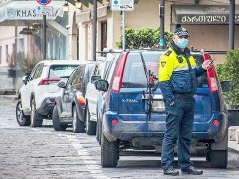 Gürcüstanda açıq havada maska taxmaq məcburi olacaq