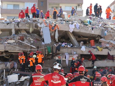 İzmirdəki zəlzələdə dağılan binalarla bağlı 7 nəfər həbs olundu
