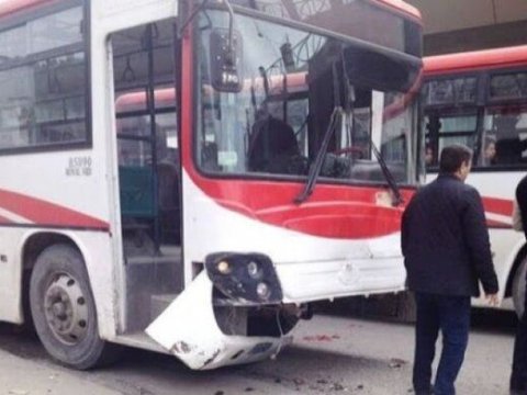 Bakıda avtobus dayanacaqda duran piyadaları vurub - ölən var