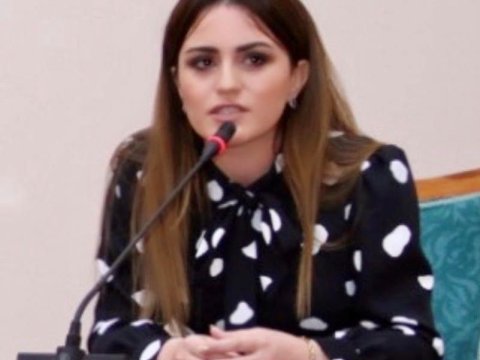 Bacılarımızın gəlinliyi, şəhidlərimizin son örtüyü, dalğa- dalğa bayrağım!