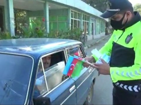 Cəlilabad polisi sürücülərə bayraq bağışladı - FOTO