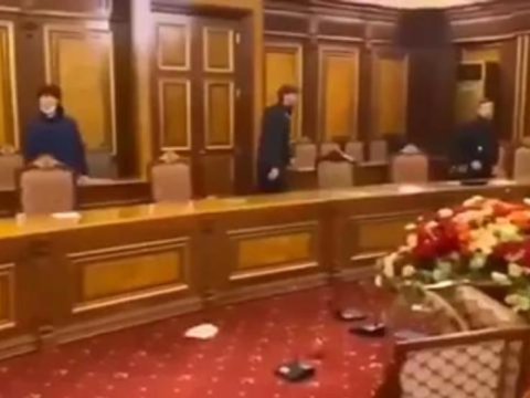 İrəvan sakinləri hökumət binasını dağıdır - VİDEO