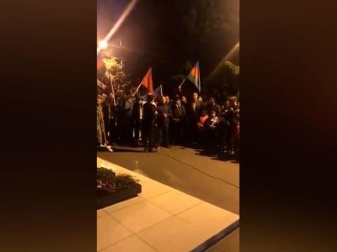 Azərbaycan xalqı qələbəni Şəhidlər Xiyabanında qeyd edir - VİDEO