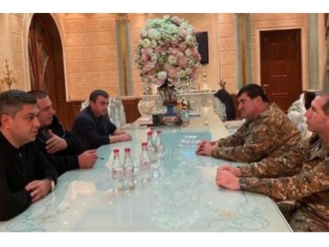 Ermənistan Baş Qərargah rəisi müxalifət partiyaların rəhbərlərilə görüşdü