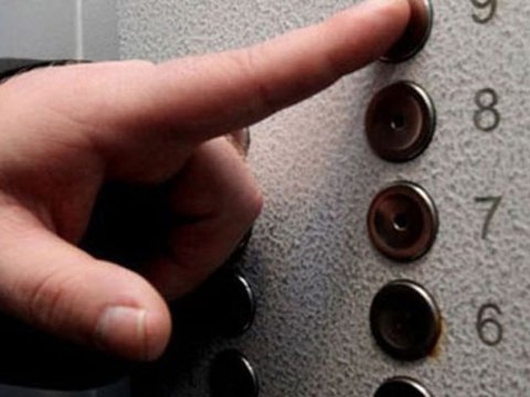 Bakıda iki nəfər liftdə köməksiz qaldı