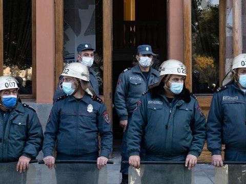 Yerevanda kütləvi etirazlar – Hökumət binası mühasirəyə alındı