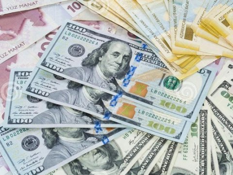Dollar yeni günə köhnə məzənnə ilə başladı