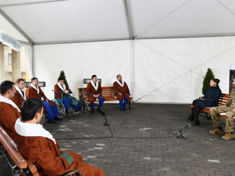 İlham Əliyev və Mehriban Əliyeva yaralı hərbçilərlə görüşdülər - FOTOLAR