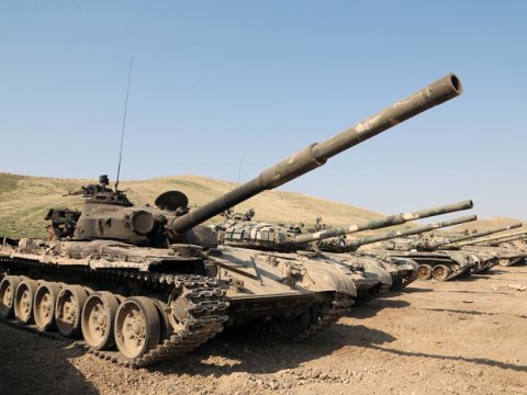 Düşməndən qənimət götürülmüş hərbi texnikalar Bakıya gətirilir