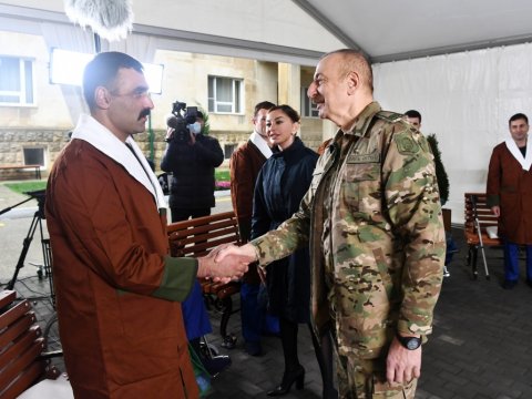 Prezident: “Maskalarınızı çıxarın, qoy sizi hamı görsün”