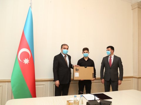 Niyazi Bayramov Prezident təqaüdünə layiq görülən məzunu təbrik edib  