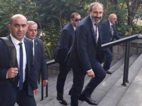 Paşinyanın mühafizəçilərinə pulemyot və qumbaraatan verildi