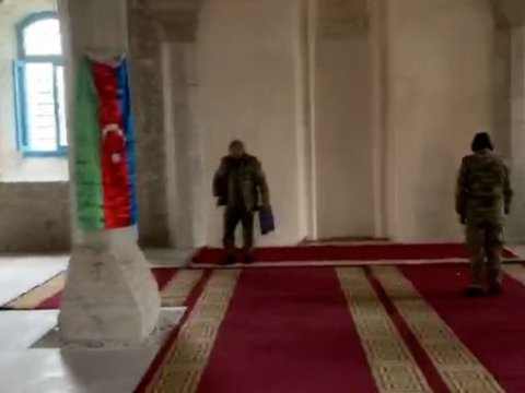 Əsgərlərimiz Şuşa məscidində namaz qılır - VİDEO