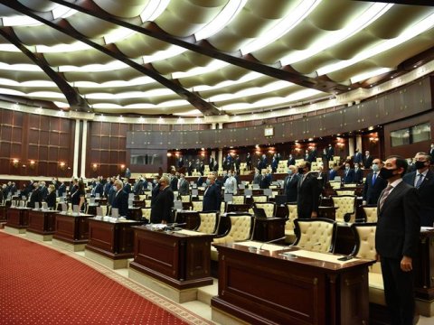 Parlamentdə şəhidlərin xatirəsi yad edildi