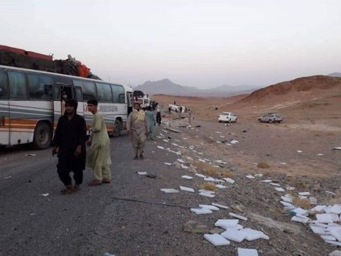 Suriyada fəhlələri aparan avtobus minaya düşdü