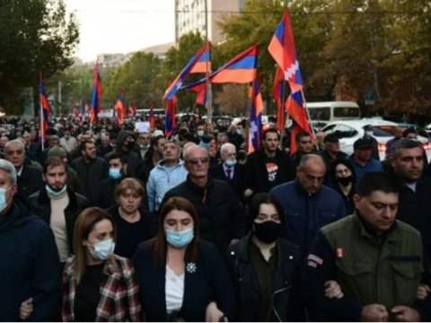 İrəvanda yüzə yaxın insan məhkəmə binasının qarşısına toplaşdı