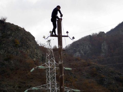 Ermənilər Kəlbəcərdə işıq dirəklərini də dağıdır - FOTO