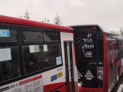 Bakıda uzun tıxac yarandı - avtobuslarda halı pisləşənlər var