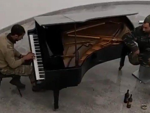 Hərbiçimiz Şuşada Üzeyir Hacıbəyovun ev-muzeyindəki pianoda ifa etdi - VİDEO