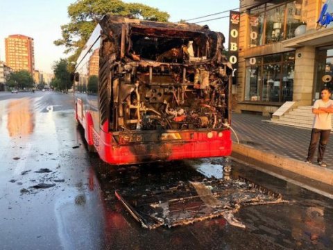 Bakıda sərnişin avtobusu yandı