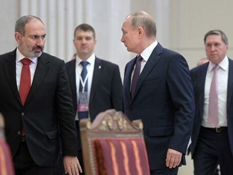 Paşinyan istefasını Putinlə müzakirə edib