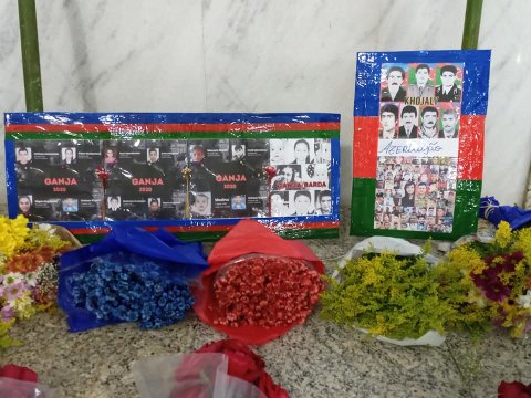 Azərbaycan səfirliyi kilsəyə xatirə çələngi göndərdi - FOTO