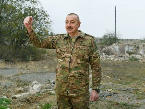 “Döşünüzə taxmısınız saxta “qəhrəman” ordenlərini, çıxardın atın eşiyə o dəmir-dümürləri” - Ali Baş Komandan