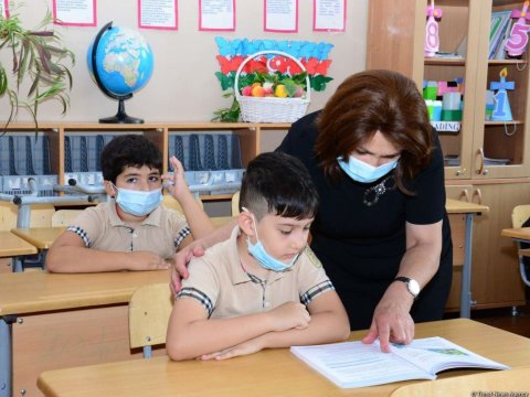 Təhsil nazirindən bədbin proqnoz: “Əyani təhsilə qayıtmaq risklidir”