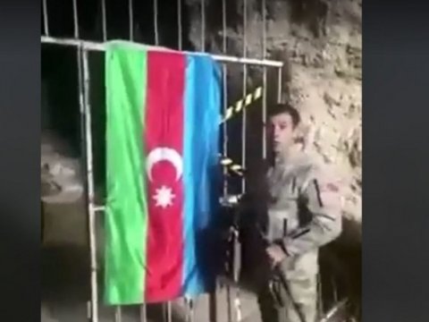 Azərbaycan əsgəri bayrağımızı Azıx mağarasına asdı - VİDEO
