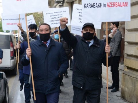 Bakıda Fransa səfirliyi qarşısında etiraz aksiyası keçirilib - FOTO