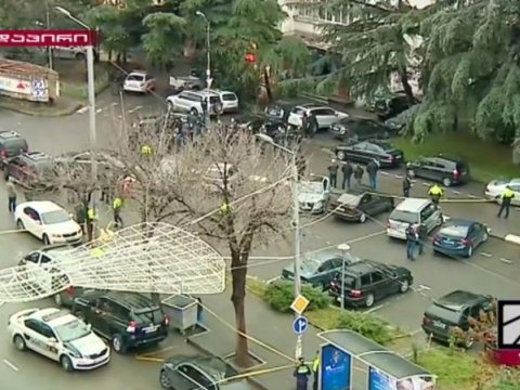 Tbilisinin mərkəzində insident: 10 nəfər girov götürüldü