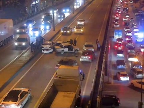 Bakıda avtomobil qəzası tıxac yaratdı