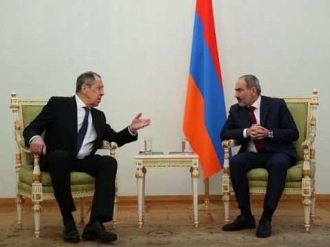 Lavrovla Paşinyanın fotosu müzakirələrə səbəb oldu - FOTO