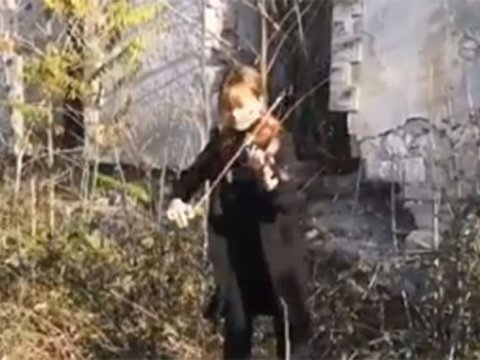 Fizulinin dağıdılmış Mədəniyyət Mərkəzinin qarşısından dünyaya musiqi ilə mesaj - VİDEO