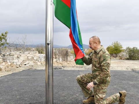 Prezident Ağdamda Azərbaycan bayrağını qaldırdı - FOTO