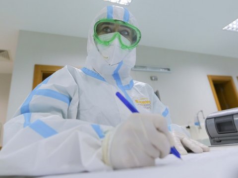 Səhiyyə Nazirliyi koronavurisla mübarizə aparan həkimlərə əlavə pul ödədi