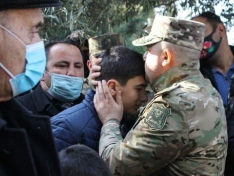 General şəhid polkovnikin övladına dövlət bayrağını təqdim etdi - FOTO