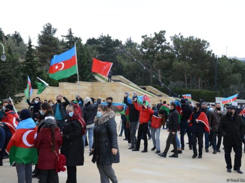 Kəlbəcərlilər Şəhidlər Xiyabanını ziyarət etdilər - FOTO