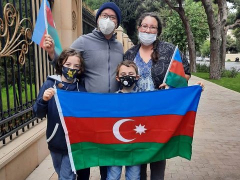 Bakıdakı  amerikalı ailənin Qarabağ sevinci: “Özümüz qazanmış kimi hiss edirik” - MÜSAHİBƏ