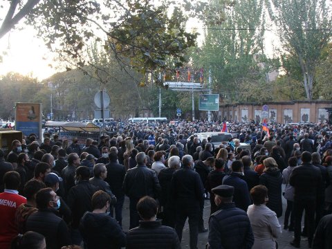 Etirazçılar Ermənistan parlamentin qarşısına toplaşdılar