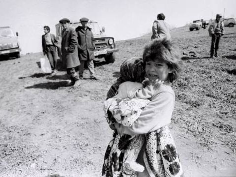 Şəkli dünyanı dolaşan Kəlbəcərli qız: “Elə bilirdim bacımı oğurlayacaqlar”