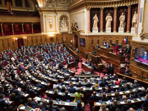 8 senator qətnaməyə verdikləri səsi geri götürdü