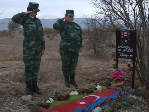 Qızları Allahverdi Bağırovun məzarını ziyarət etdilər - VİDEO