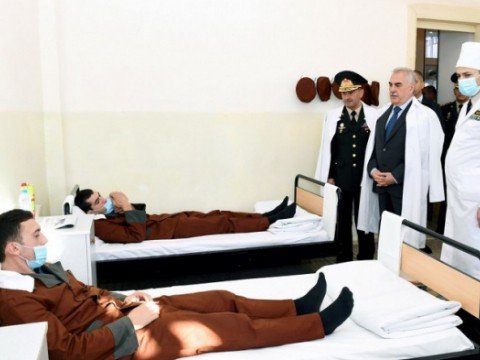 Vasif Talıbov yaralı hərbçilərə baş çəkdi - FOTO