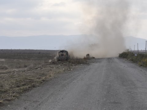 Ağdam şəhərinə gedən yolun kənarları minalardan təmizlənir - FOTO