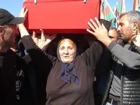 Məğrur duruşlu Azərbaycan ANASI...
