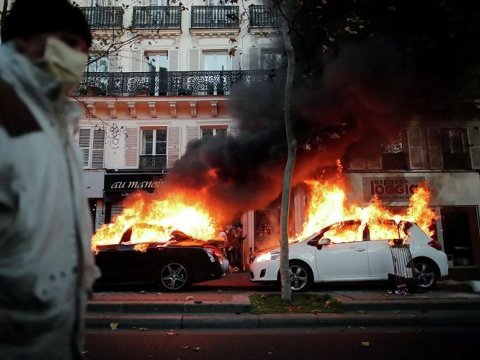 Fransızlar kükrədi: 130 min etirazçı polisin üzərinə yeridi