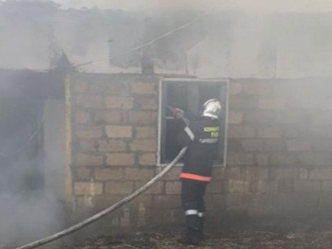 Neftçalada ev yandı