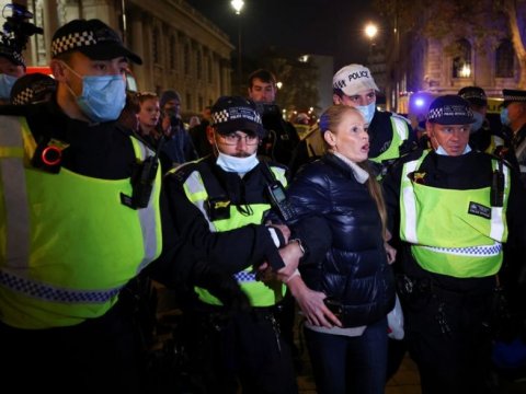 Londonda tibbi maskaya görə etiraz